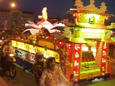 Lâm Đồng: Diễu hành xe hoa chào mừng Đại lễ Phật đản LHQ 2008